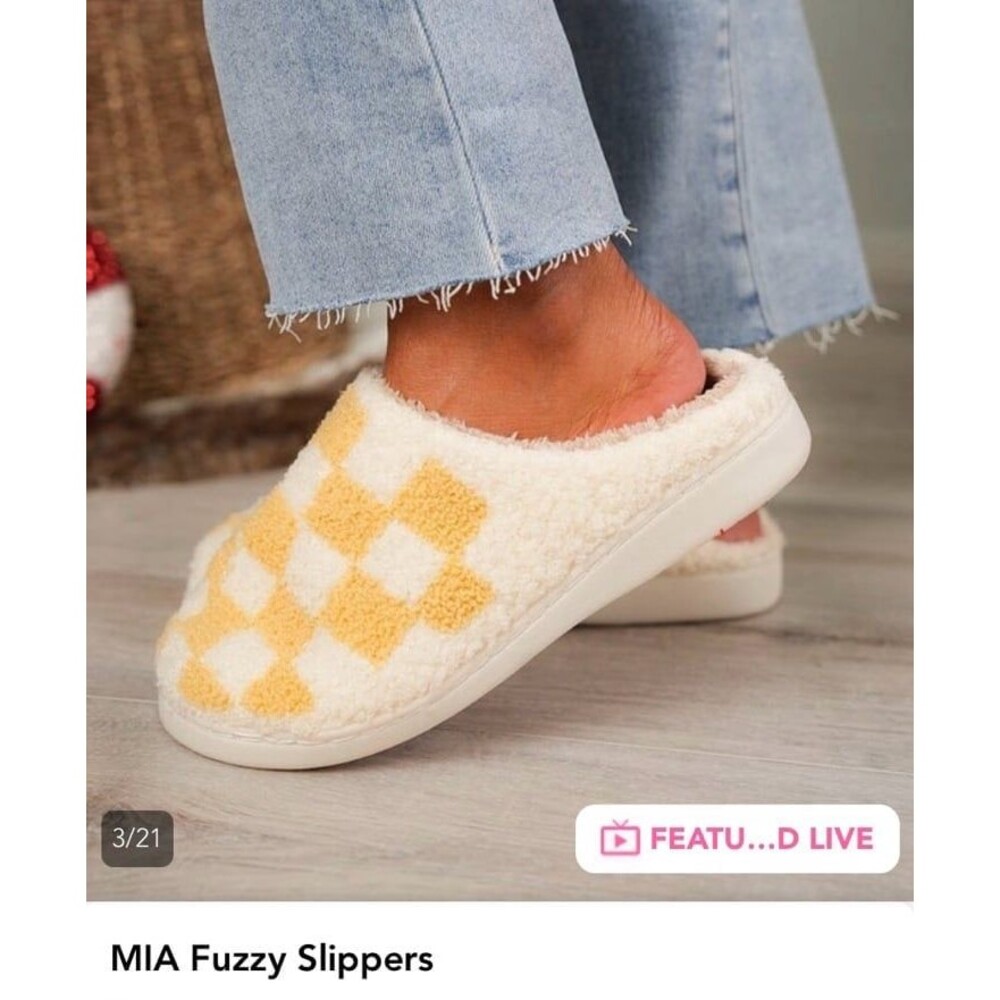 Mia slippers soft squishy Mia shoes cream checkered slippers womens 7 thick foam